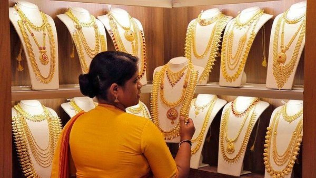 Gold price rises due to international demand, silver also shines