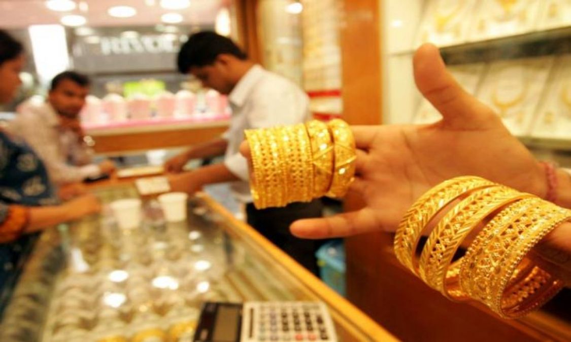 वैश्विक बाजार में मांग के चलते सोने की कीमतों में बड़ा उछाल, 454 रुपए महंगी हुई चांदी