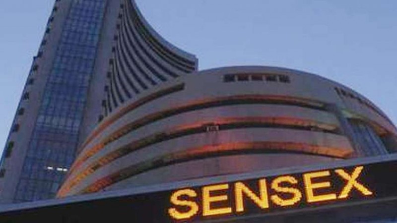 Stock Market Update: M&M के शेयर टूटे 5% से अधिक, Sensex गिरा नीचे