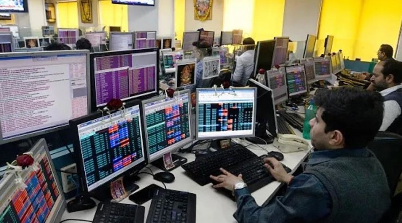 Indian stock market begins well on New Year's Day, Nifty crosses 17450 points