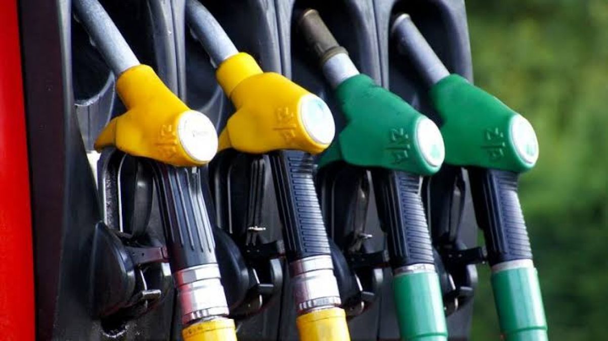 Prices of petrol and diesel continuously decreasing for 6 days, Know today's rate