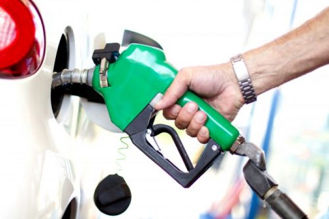 सोमवार को लगातार पांचवें दिन पेट्रोल और डीजल के दामों में नजर आई गिरावट