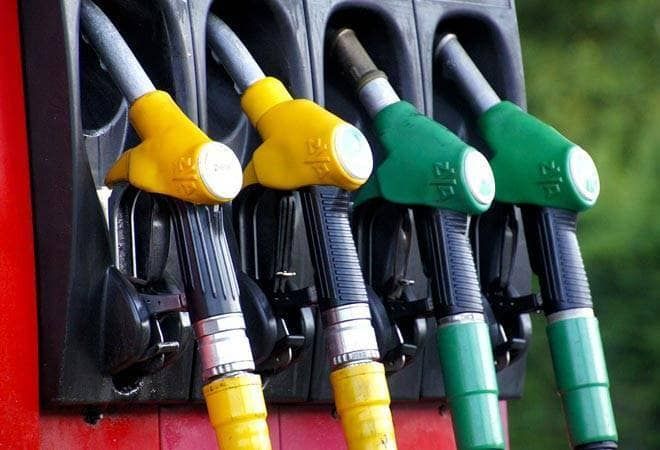 सोमवार को लगातार पांचवें दिन पेट्रोल और डीजल के दामों में नजर आई गिरावट
