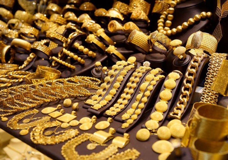 आभूषण विक्रेताओं की सुस्त मांग के कारण सोने की कीमत में नजर आई गिरावट