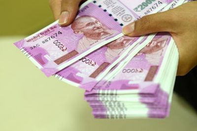 डॉलर के मुकाबले रुपये में नजर आई 26 पैसे की कमजोरी