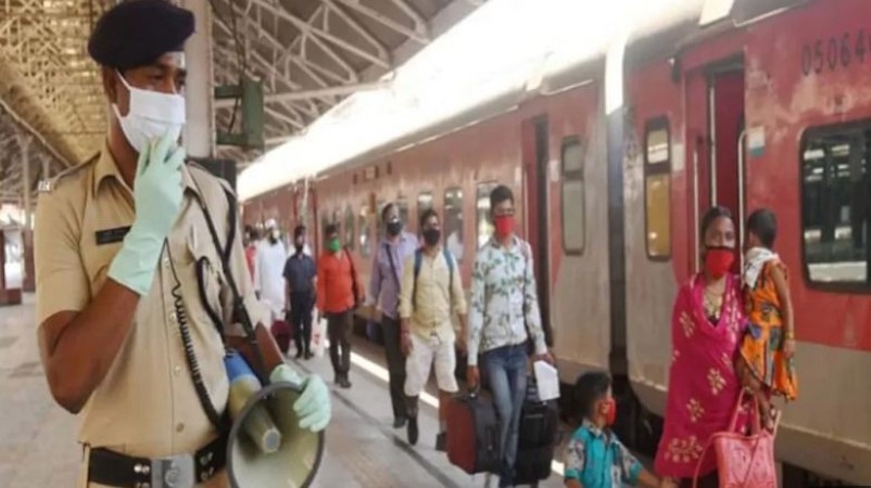 ट्रेन टिकट महंगा करने की तैयारी, यात्रियों को चुकाना पड़ सकता है यूज़र चार्ज