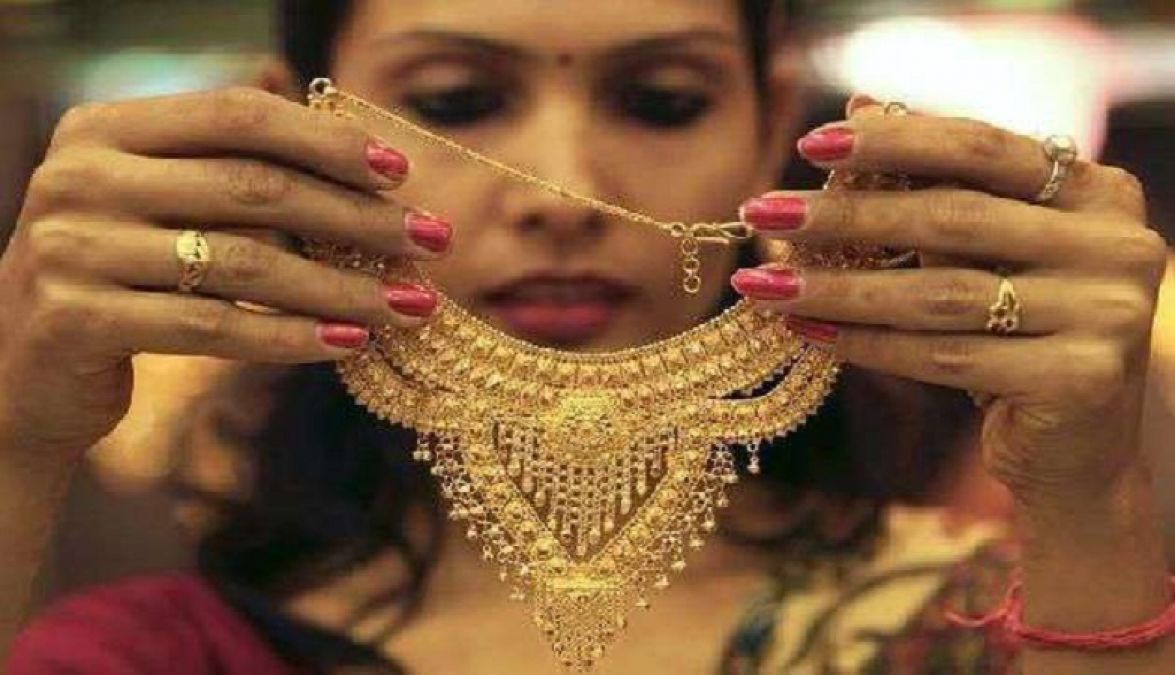 Gold prices fall drastically before Diwali, silver's prices also go down