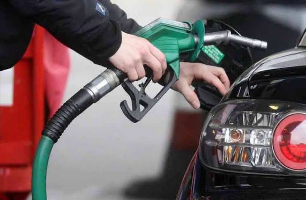 डीजल की कीमतों में आई गिरावट, पेट्रोल अपने पूराने भाव पर कायम