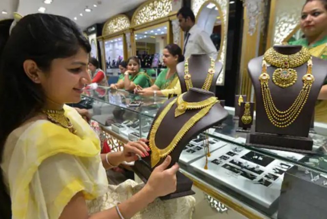 Gold became cheaper on Dhanteras, buy it ASAP