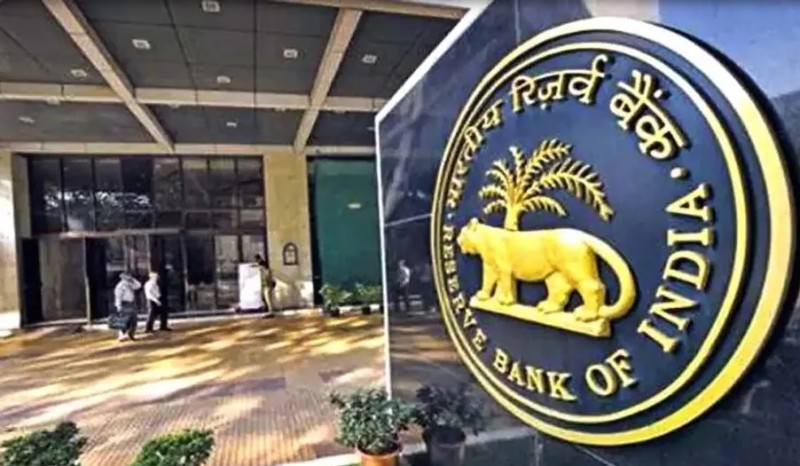 बस कुछ देर और फिर लगेगा आपकी जेब को झटका, RBI लेने जा रही ये बड़ा फैसला