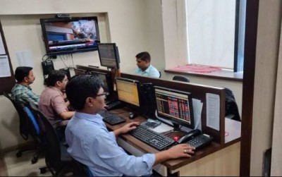 Sensex drops 200 points in early trade, Nifty also falls