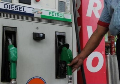 पेट्रोल की कीमतों ने फिर दिया झटका, डीज़ल में राहत