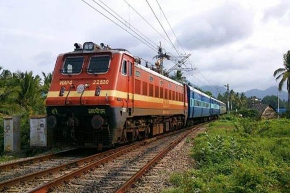 सरकार ने अगले दस साल में रेलवे के 100 परसेंट विद्युतीकरण करने का रखा लक्ष्य