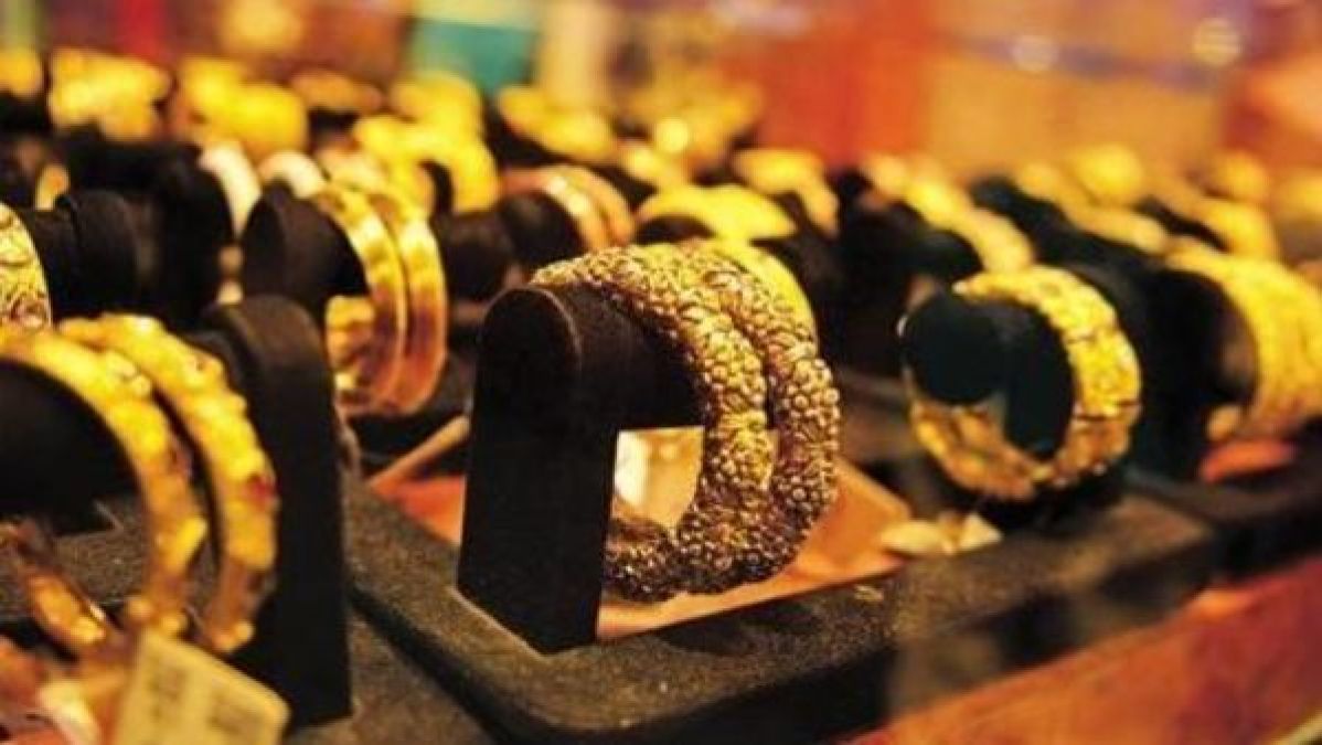 Gold prices fall sharply, know today's rate