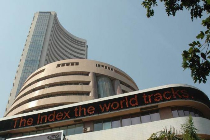 Share Market: Initial trading momentum slows, Sensex 300 and Nifty fall by 100 points