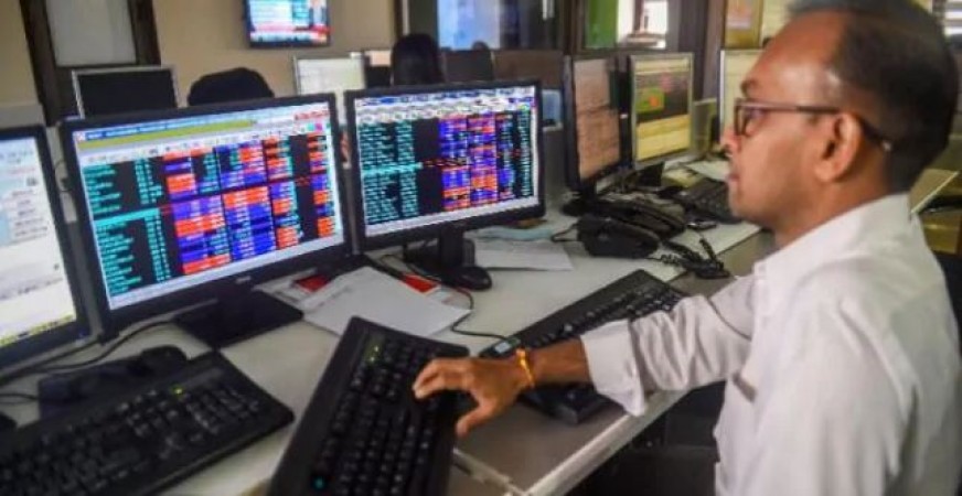 Stock market crash, Sensex falls by 700 points