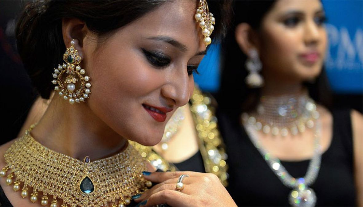 Gold prices hit high records, Indians still buy fiercely!