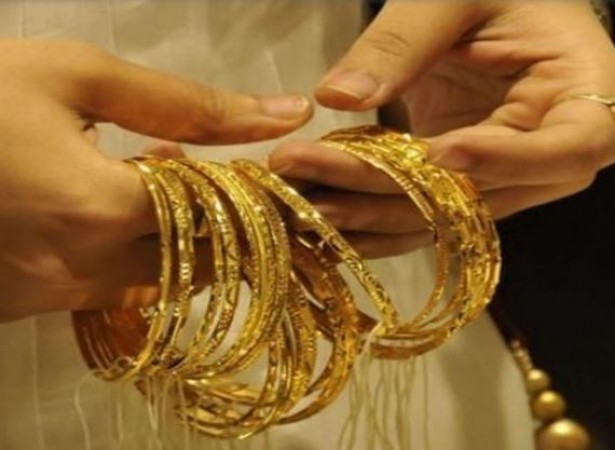 Gold prices rise again, increase by Rs 10,600 in a year