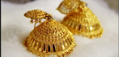 Gold cheaper by Rs 4,700 from its record high before the start of April