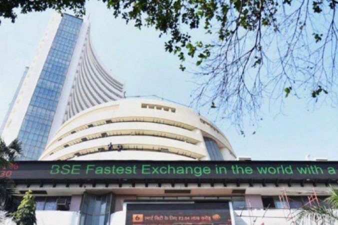 Sensex down by 898 points, Nifty lost initial lead