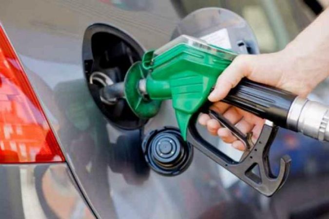 ईंधन की कीमतों में आग से उपभोक्ताओं की झुलसेगी ज़ेब