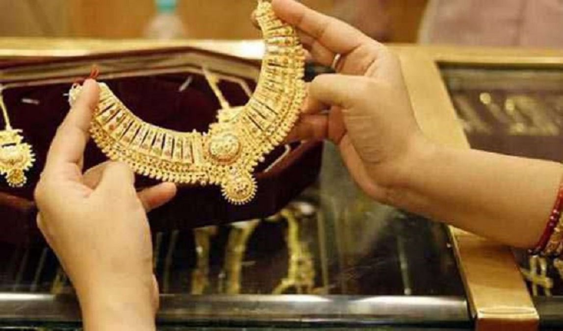 Gold shines in the Indian market, Silver price decreases