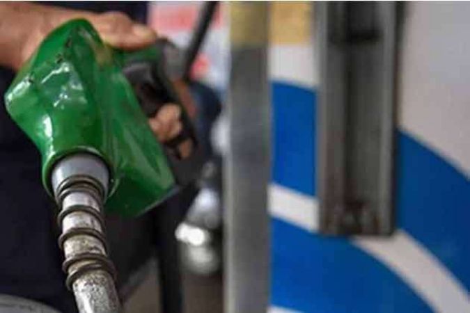 पेट्रोल-डीज़ल : रविवार भी गिरी कीमतें, दिल्ली में डीज़ल 70 रुपये के नीचे