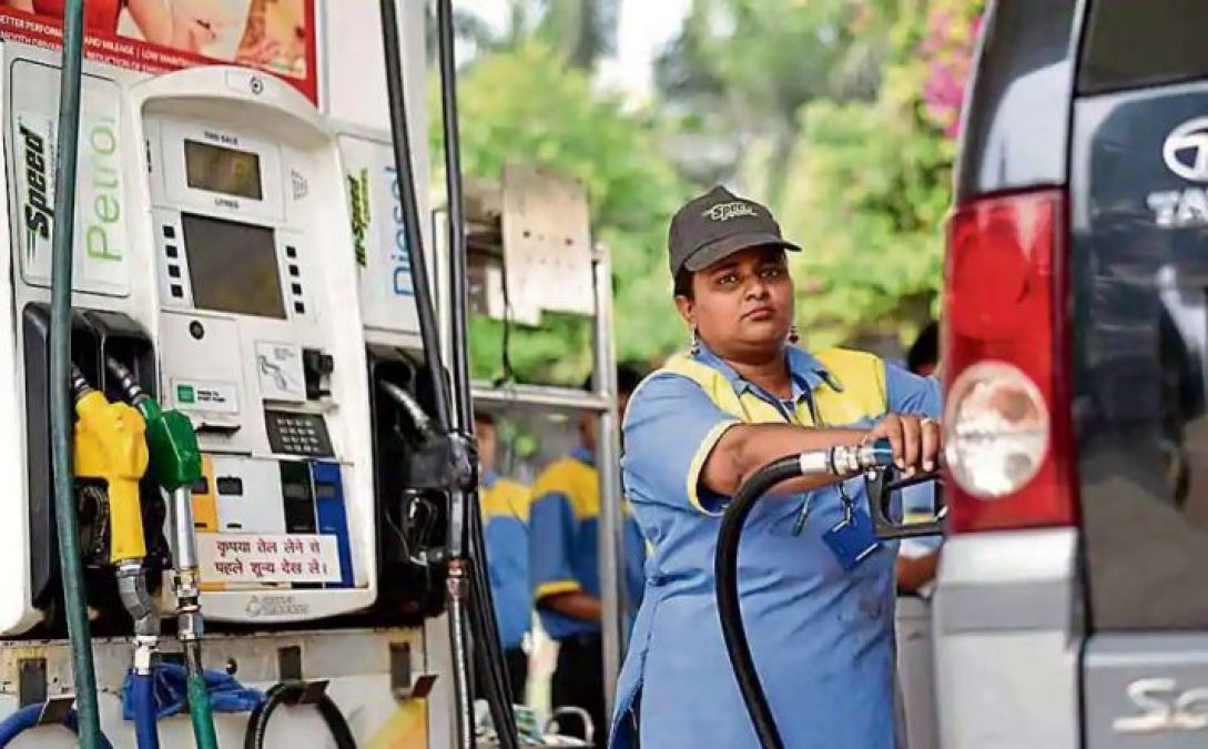 पेट्रोल और डीजल की कीमतों में गिरावट जारी, जानें नई कीमत