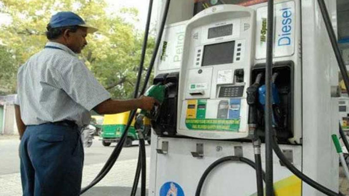 पे‍ट्रोल-डीजल की कीमतों में कटौती जारी, जानें नई कीमत