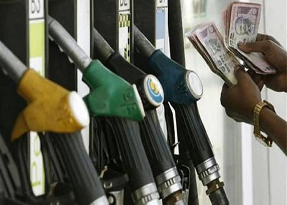 पे‍ट्रोल-डीजल की कीमतों में कटौती जारी, जानें नई कीमत