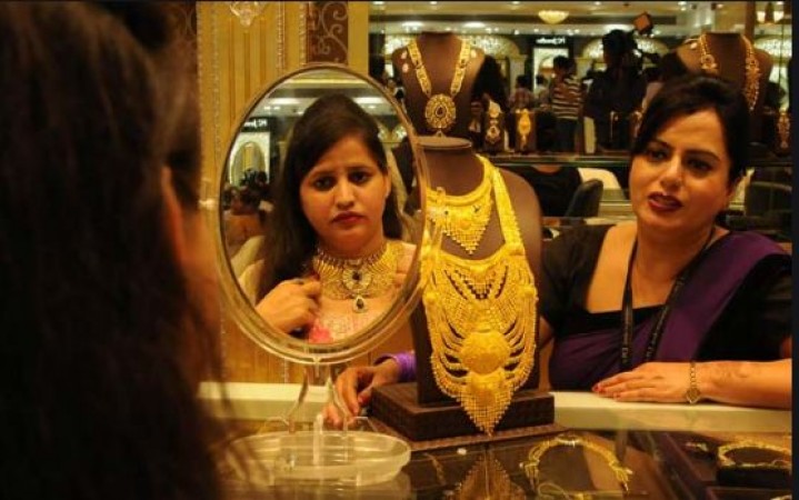 Gold loses initial lead, prices fall drastically