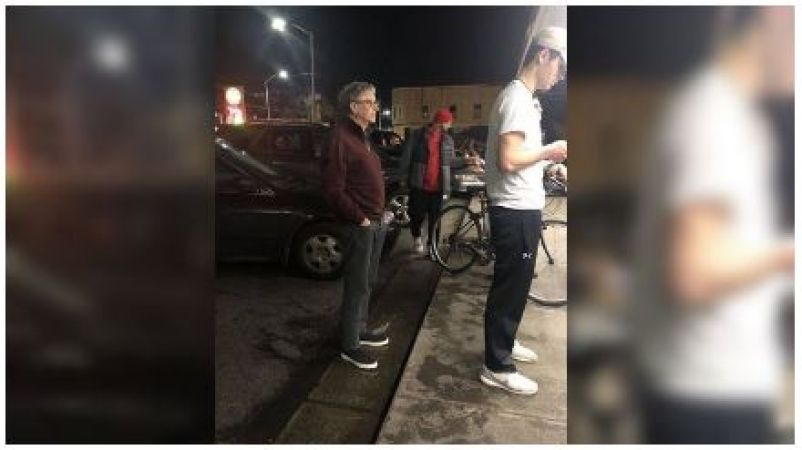 Bill Gates Photo of waiting in line at burger joint, Photos going viral