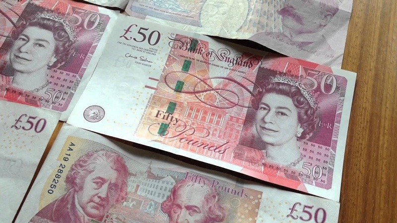 Sterling gains as UK growth exceeds expectations