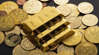 Gold Prices Edge Up Amid Trade Tariff Concerns, But Dollar Resilience Caps Gains