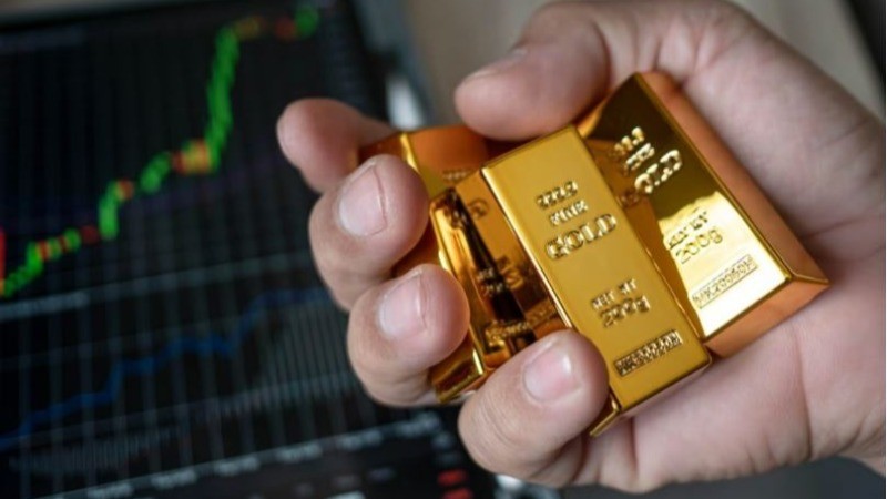 Gold Prices Rise Amid Geopolitical Tensions, Set for Monthly Decline