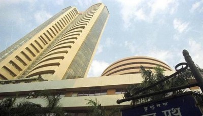 Sensex, Nifty trade higher ; Banking stocks rise