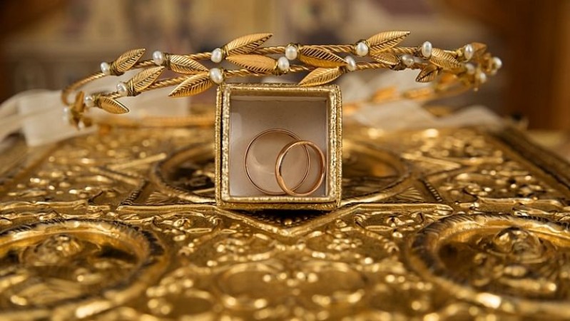 Gold price edges lower at Rs 48,702/10 gm, silver lags by Rs 1,703 a kg