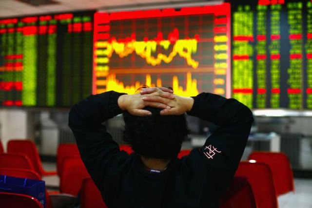 चीन में संकट, निवेशकों के 19 लाख करोड़ रुपए डूबे
