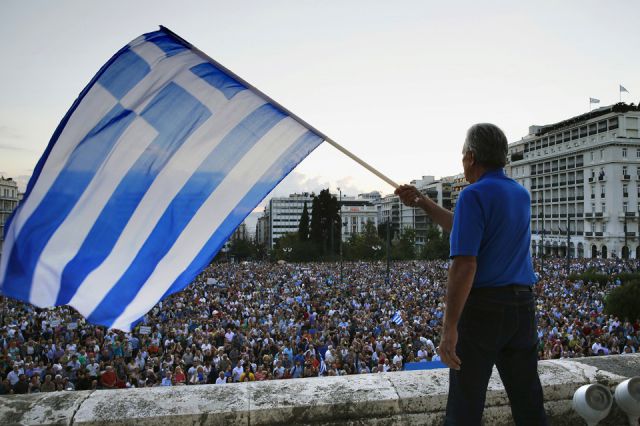 ग्रीस में आज खुले बैंक, वस्तुओं-सेवाओं के शुल्क में हो सकती है भारी बढ़ोतरी