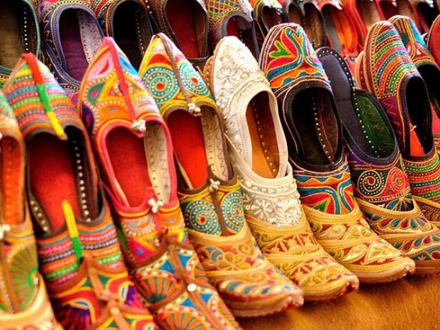 व्यापार मेले में दिख रही राजस्थानी जूतियों की धूम