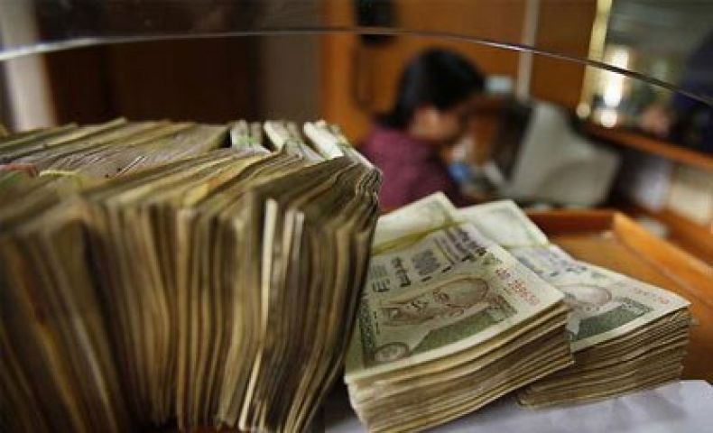 Indian currency falls down by 12 paisa in starting trade