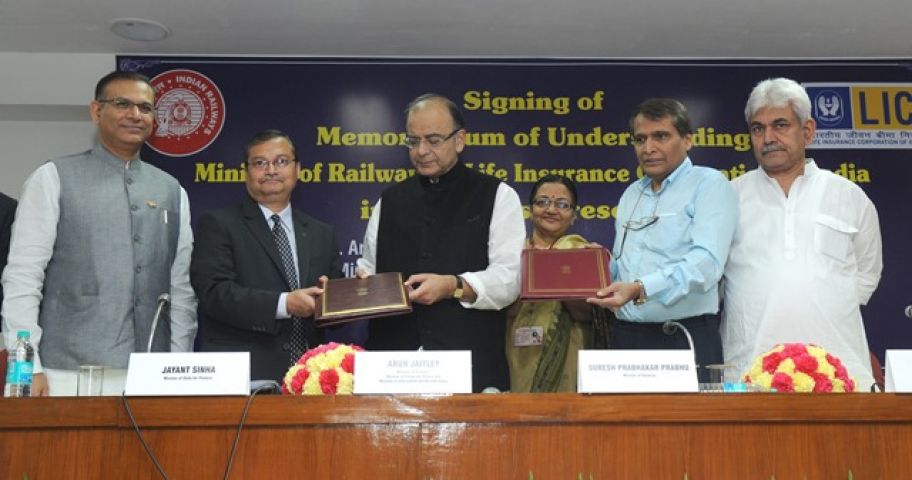 LIC ने भारतीय रेलवे को 2000 करोड़ का पहला चेक सौपा