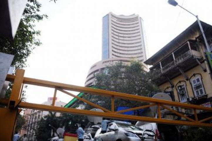 Sensex plunges by 546 pts in early trade