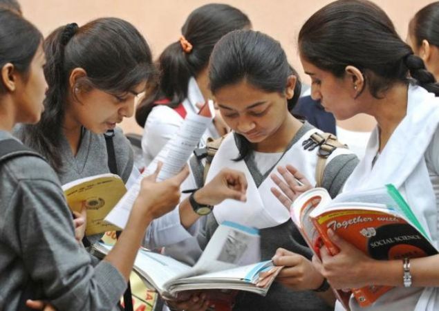 CBSE बोर्ड - कक्षा 10वीं के विद्यार्थीयों को अब पढ़ने होगें 5 की जगह 6 विषय