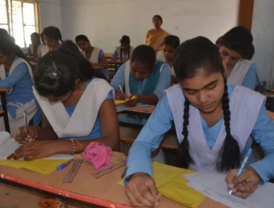 UP बोर्ड परीक्षा केंद्र के लिए 150 स्कूलों ने जताई आपत्ति, कहा - 'और परीक्षा केंद्र बनवाए जाए'..