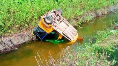 Hyderabad: 8 injured as auto falls into canal
