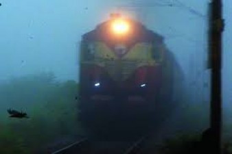 कोहरे के कारण ट्रेन में होने वाली दुर्घटनाओं को रोकने के लिए पूर्वी तट रेलवे ने उठायें कदम