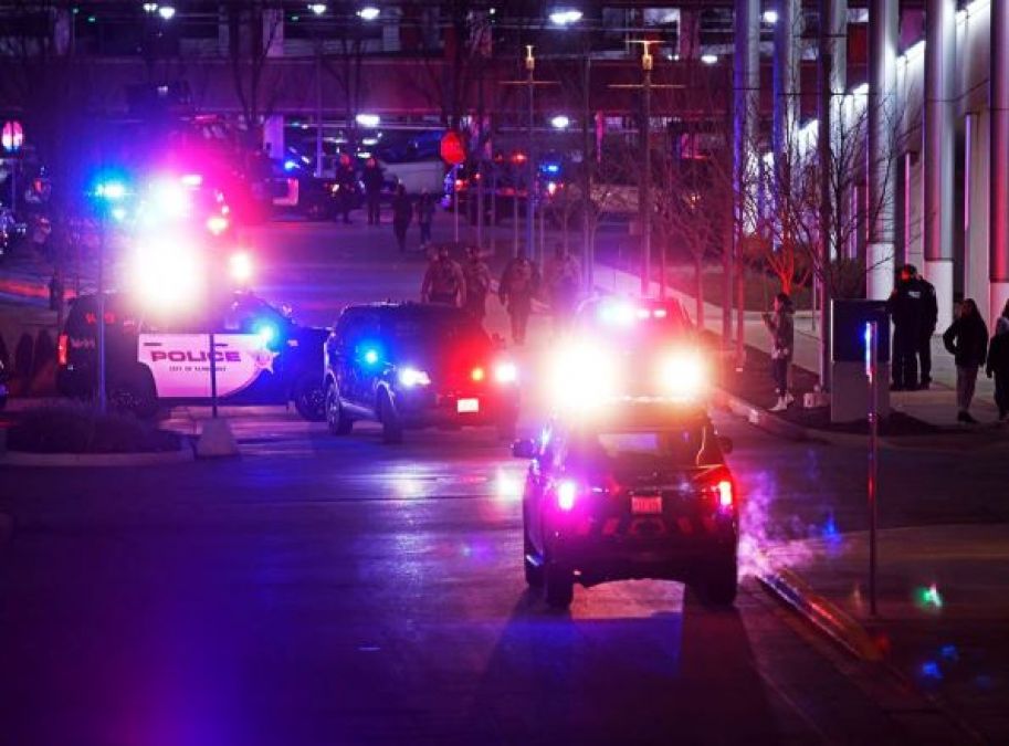 शिकागो के शॉपिंग मॉल में चली गोली ,चार लोग घायल