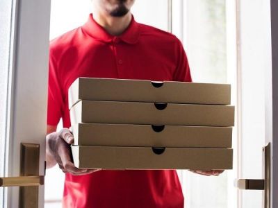 5 men beat the delivery boy for free food