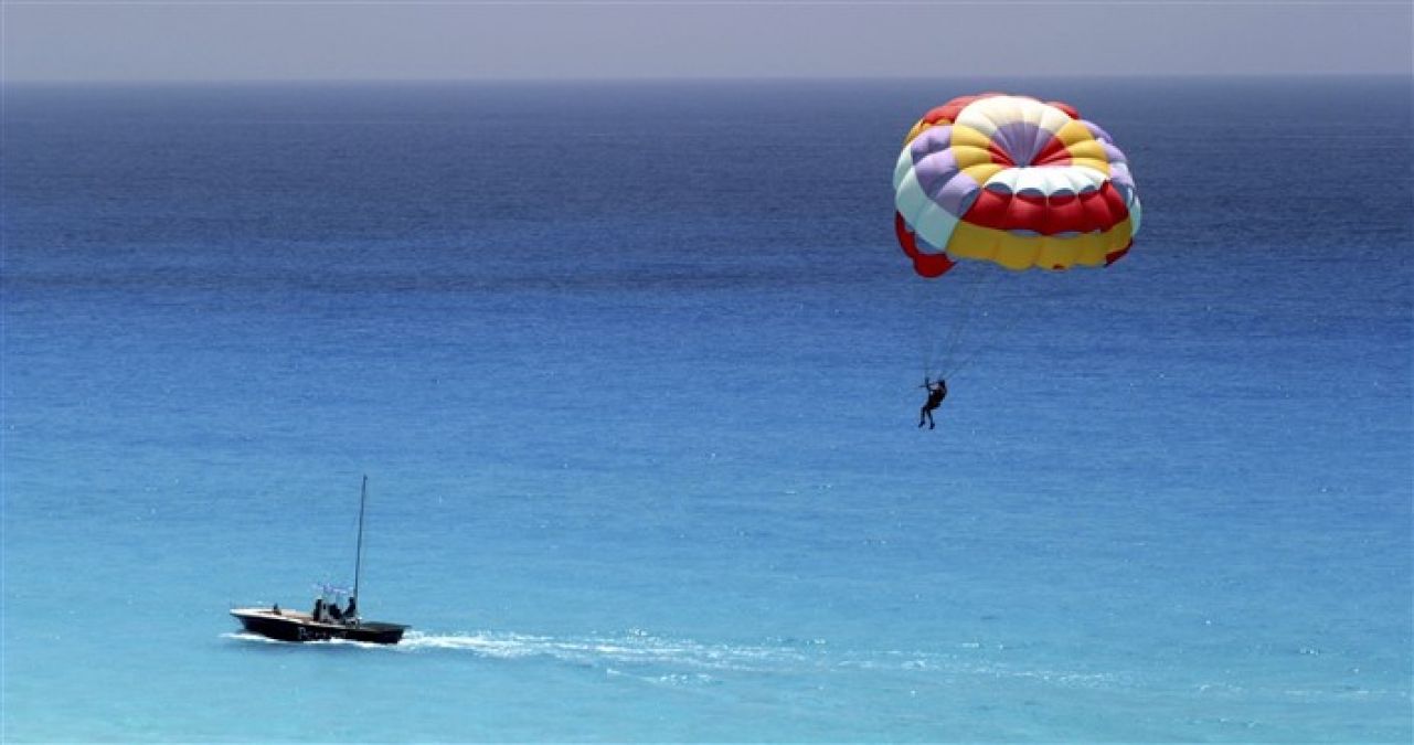 15-year-old school student after rope of his canopy snapped during parasailing